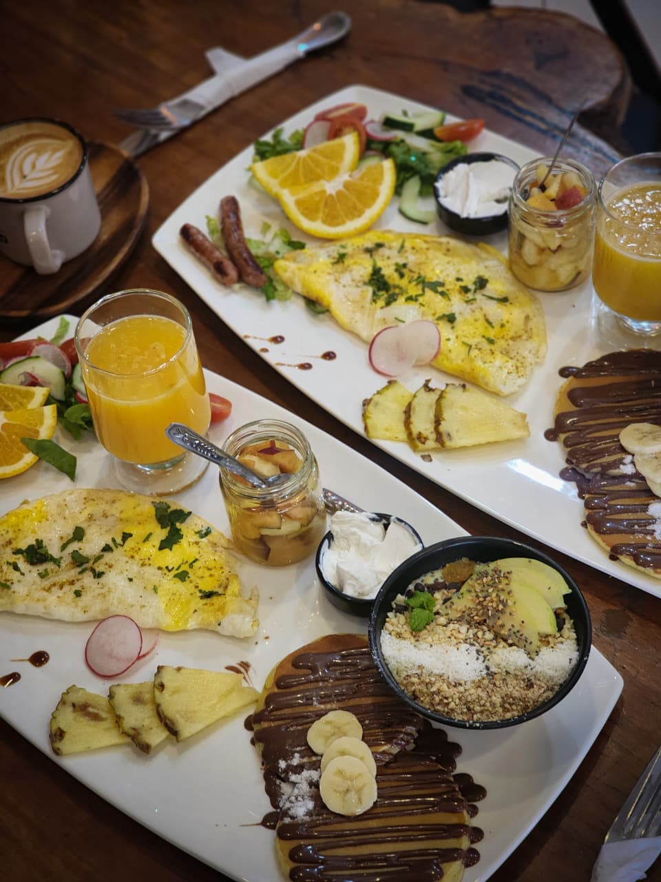 Planche de petit-déj et jus frais