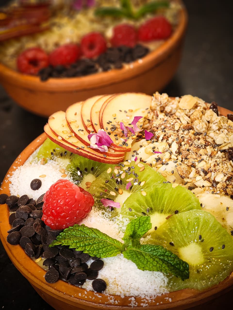 Bol vitaminé : fruits frais, granola et graines