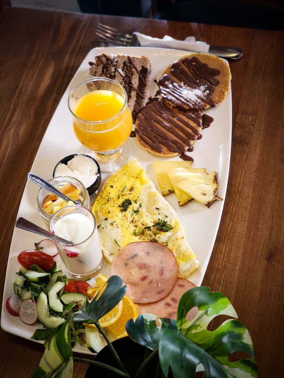Planche de brunch : omelette, charcuterie et fruits