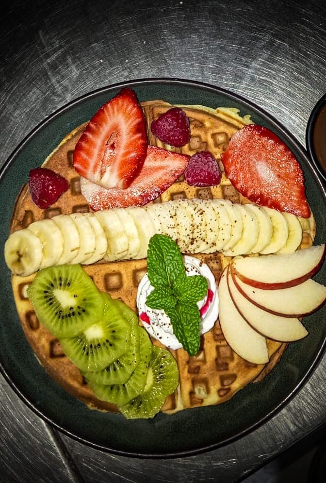 Assiette de fruits frais, kiwi et pomme
