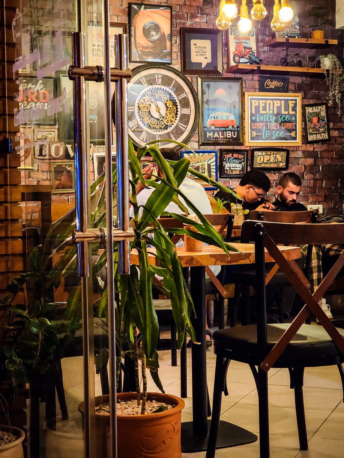 Coin salon, plantes et cadres vintage