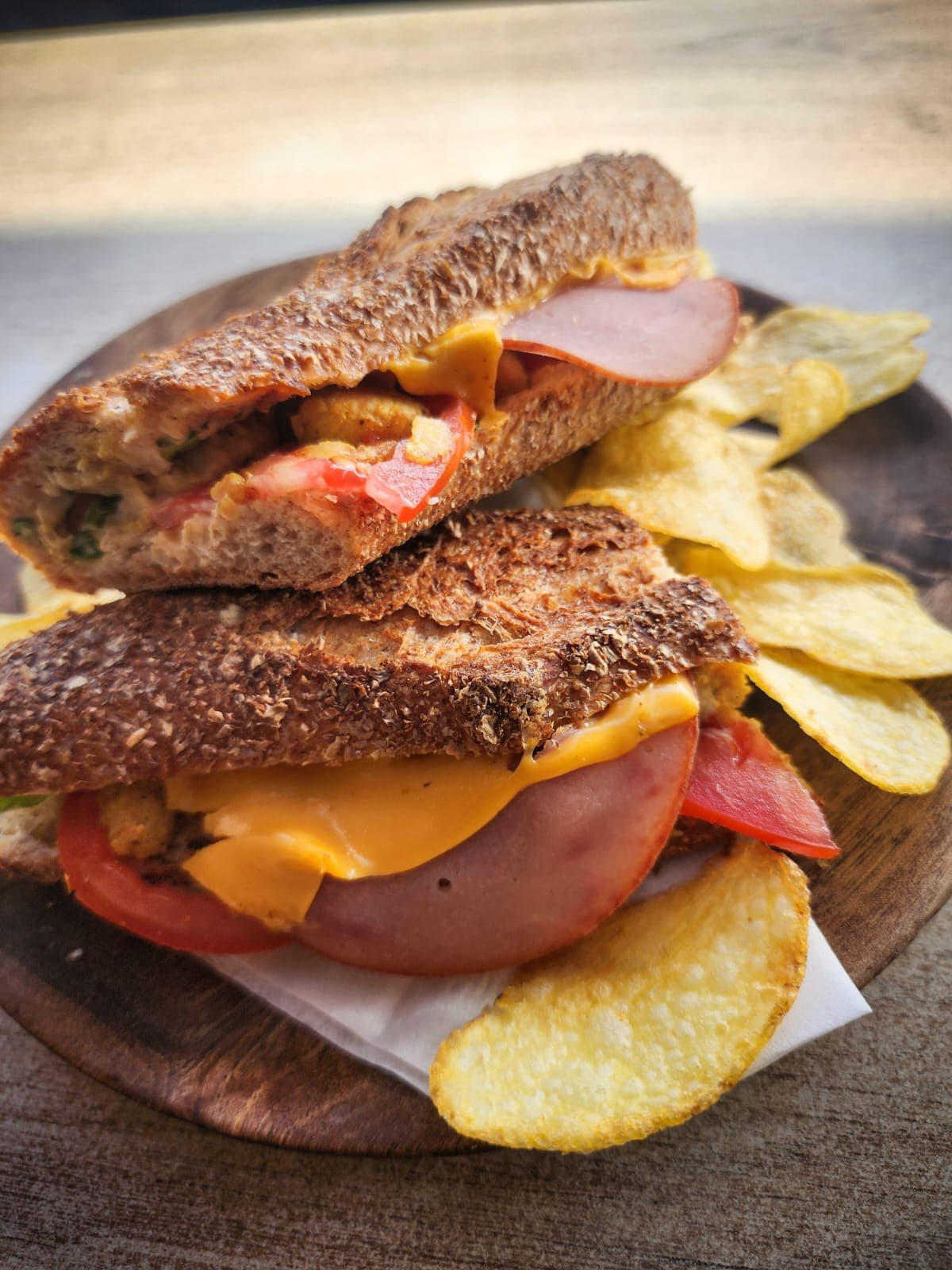Sandwich généreux servi avec des chips maison