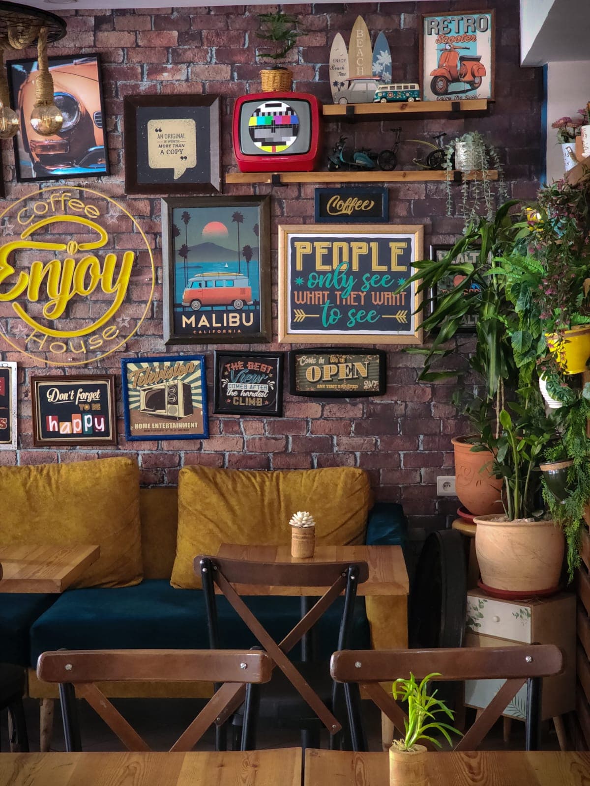 Tables en bois sous le mur de cadres