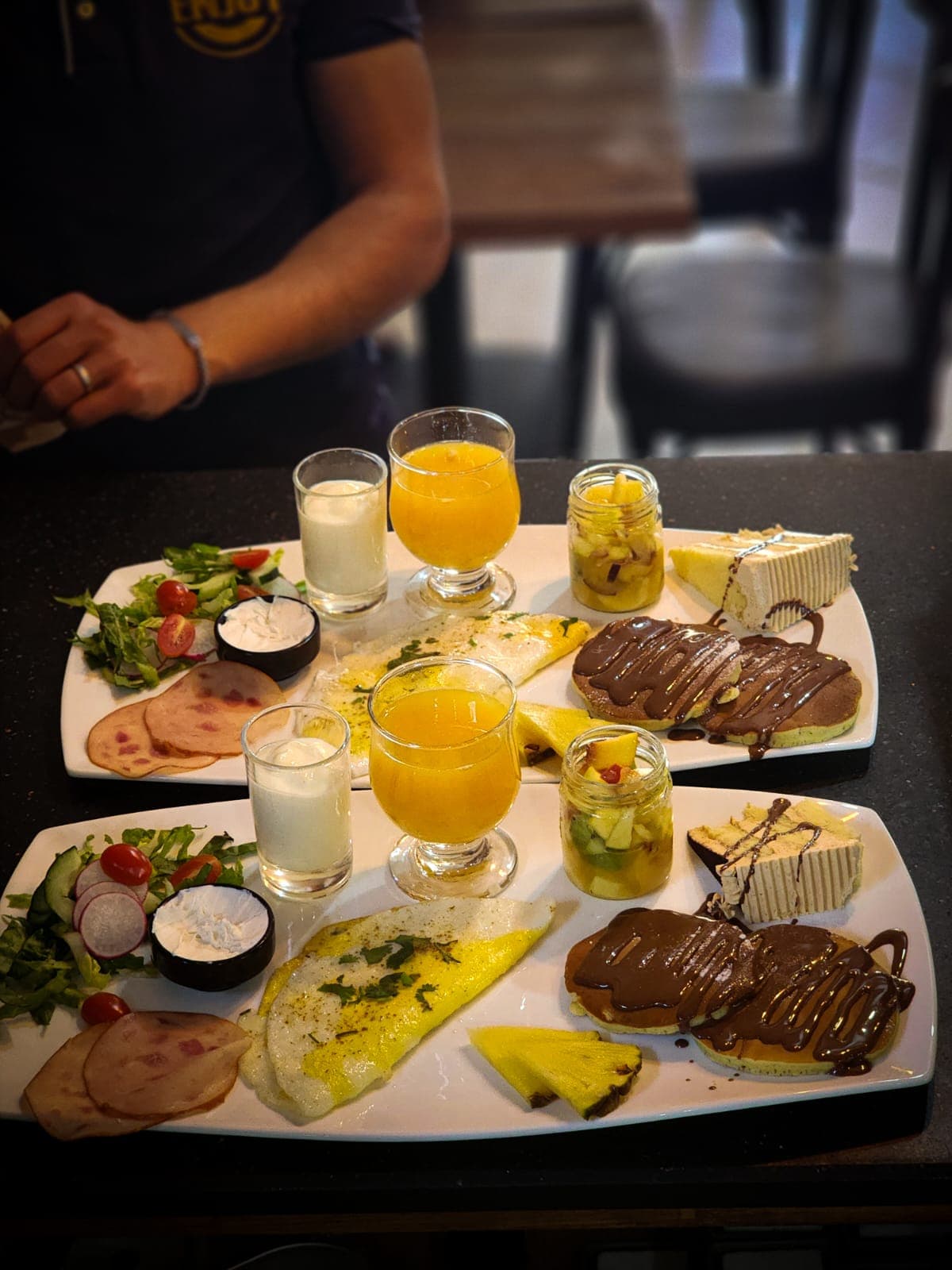 Le service arrive : assiettes et jus